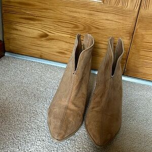 Qupid Nova Block Heel, V-Notch Boots